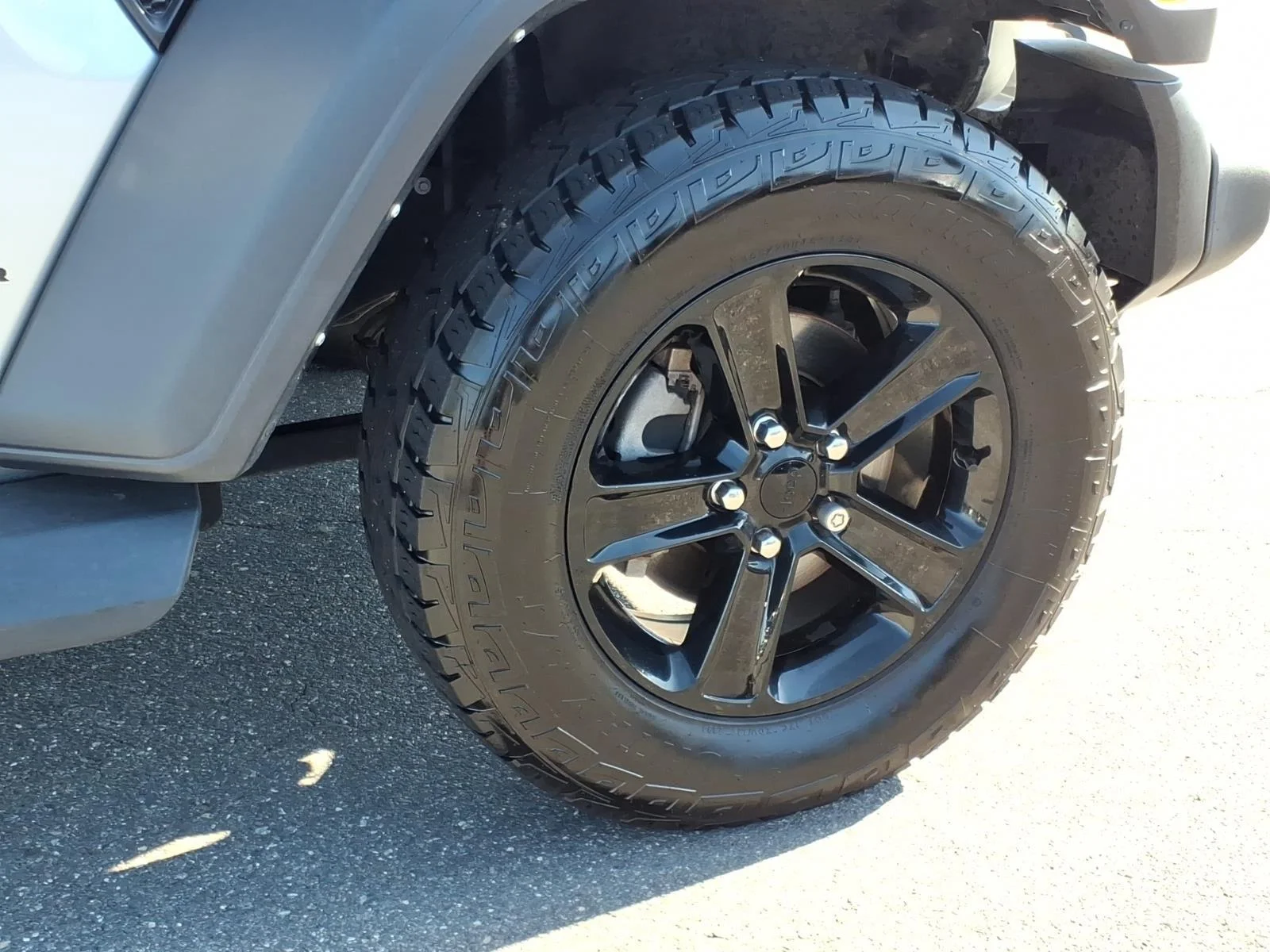 Used 2023 Silver Zynith Clearcoat Jeep Sport Altitude image 12
