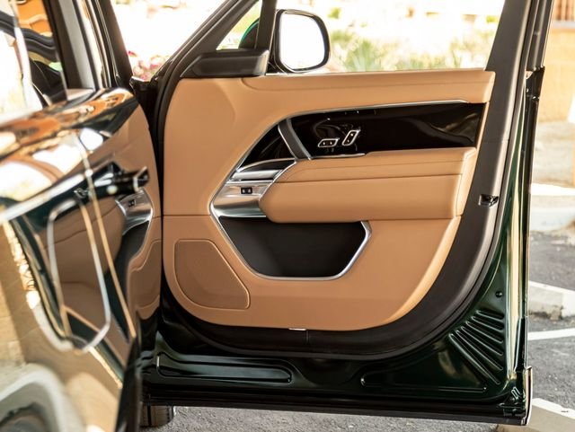 Certified Used 2025 British Racing Green SV Bespoke Ultra Met Gloss Land Rover SE image 30