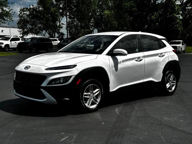 Used 2022 White Hyundai SE image 3
