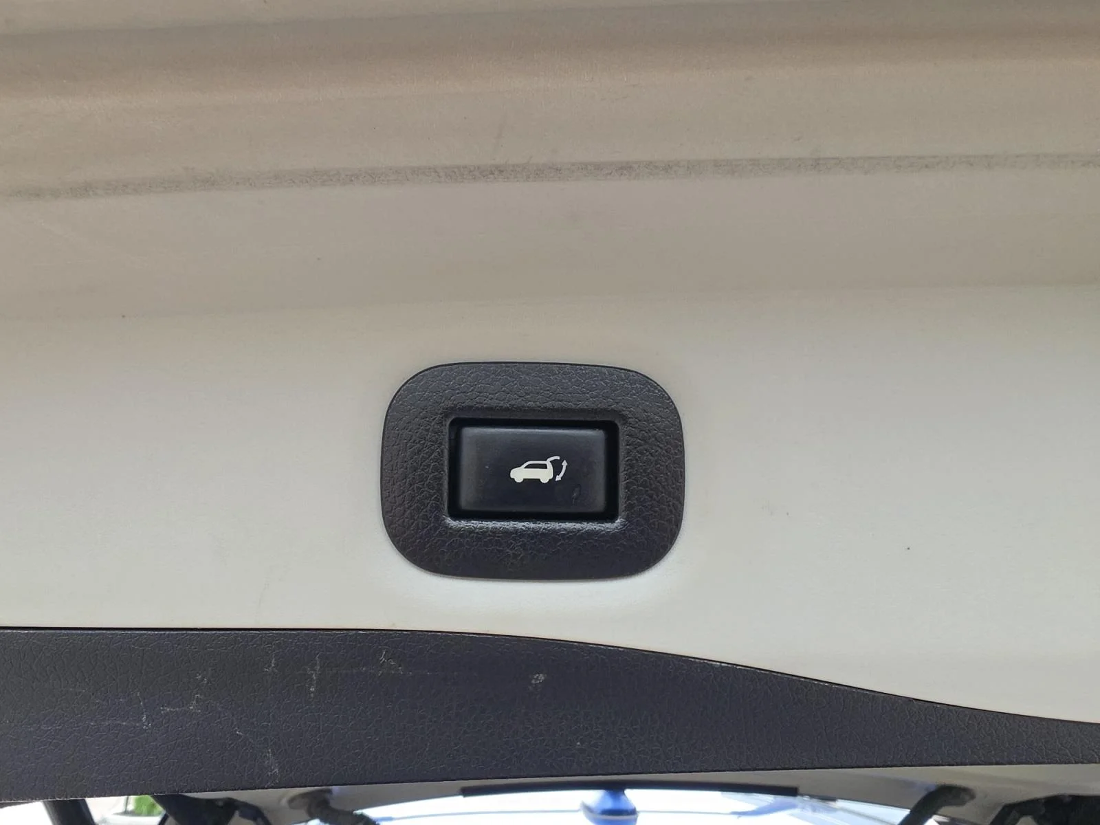 Used 2018 Caspian Blue Nissan SL image 21