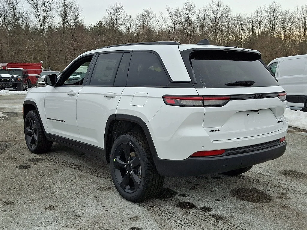 New 2025 Bright White Clear-Coat Exterior Paint Jeep Limited image 6