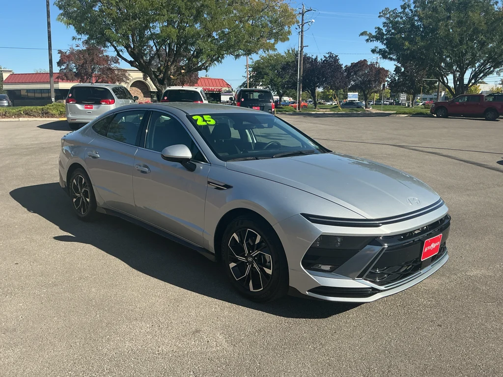 Used 2025 Aero Silver Hyundai SEL image 3