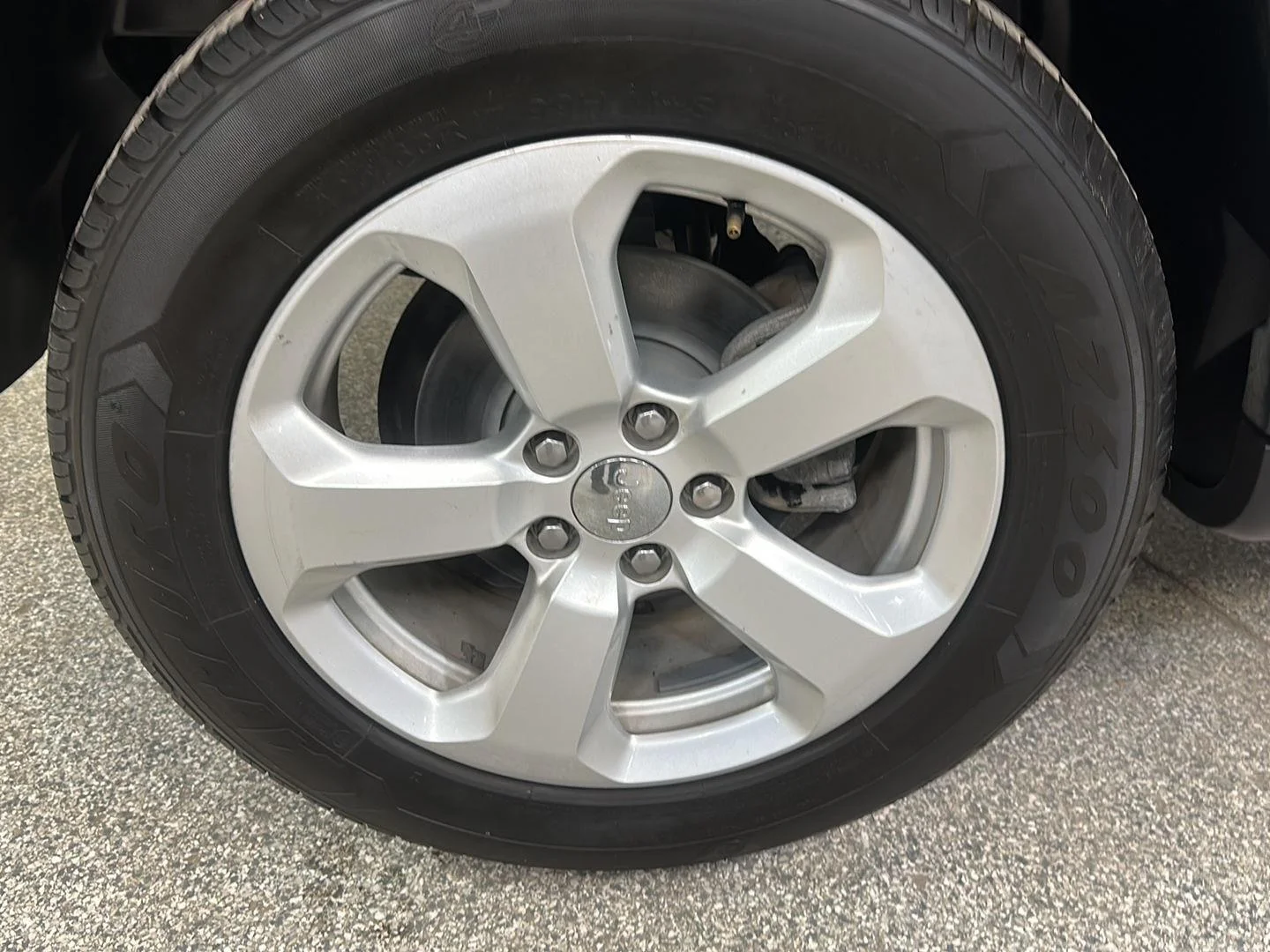 Used 2018 Laser Blue Pearlcoat Jeep Latitude image 11