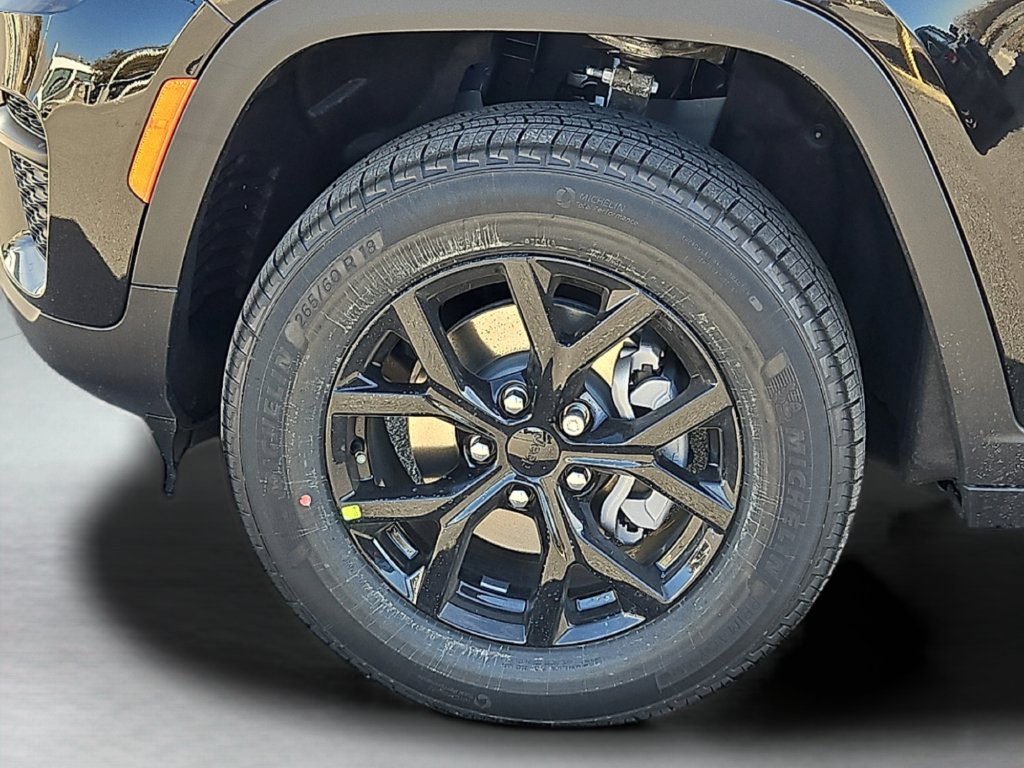 New 2025 Diamond Black Crystal Pearl-Coat Exterior Paint Jeep Laredo image 30