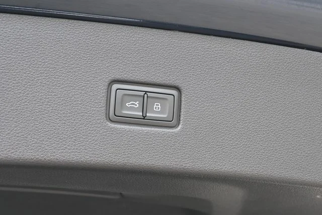 Used 2024  Audi 4.0T Prestige image 7