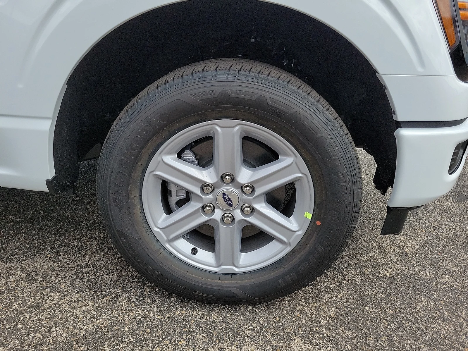 New 2026 Oxford White Ford XLT image 7