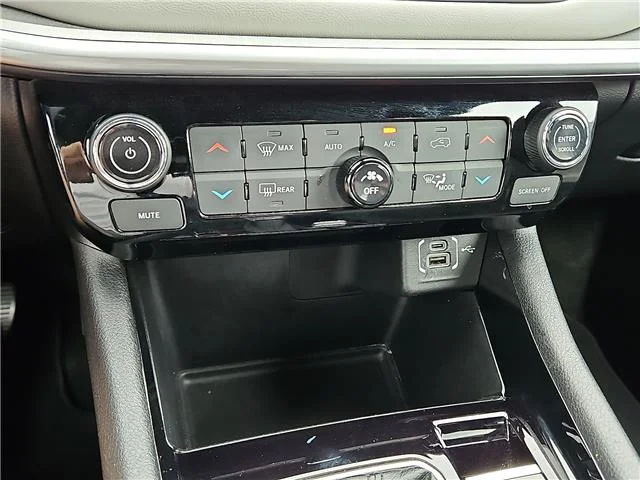 Used 2025 White Jeep Limited 4x4 image 14