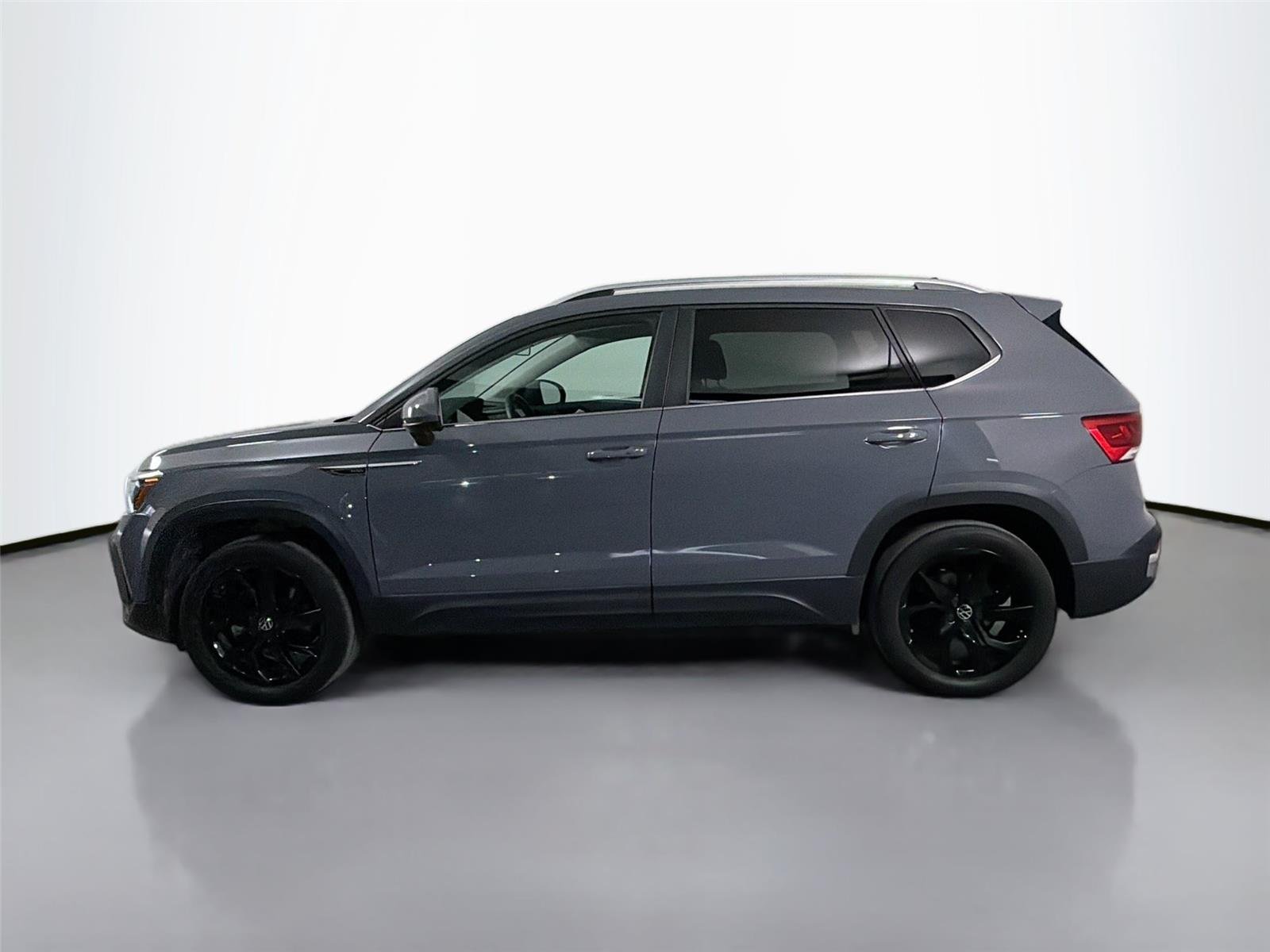 Used 2022 Pure Gray Volkswagen SE image 9