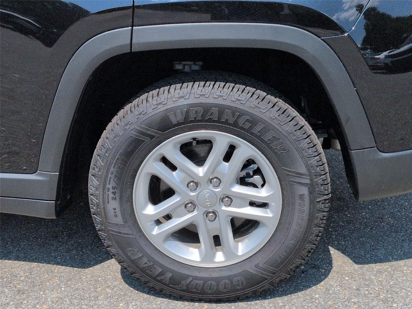 Used 2023 Diamond Black Crystal Pearlcoat Jeep Laredo image 11