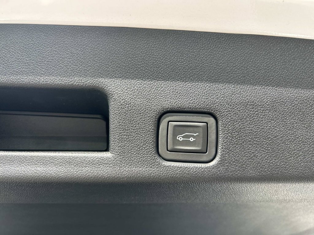 Certified Used 2025 Pearl Chevrolet Z71 image 21