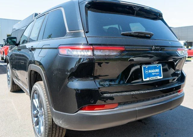 New 2026 Diamond Black Crystal Pearl-Coat Exterior Paint Jeep Limited image 7
