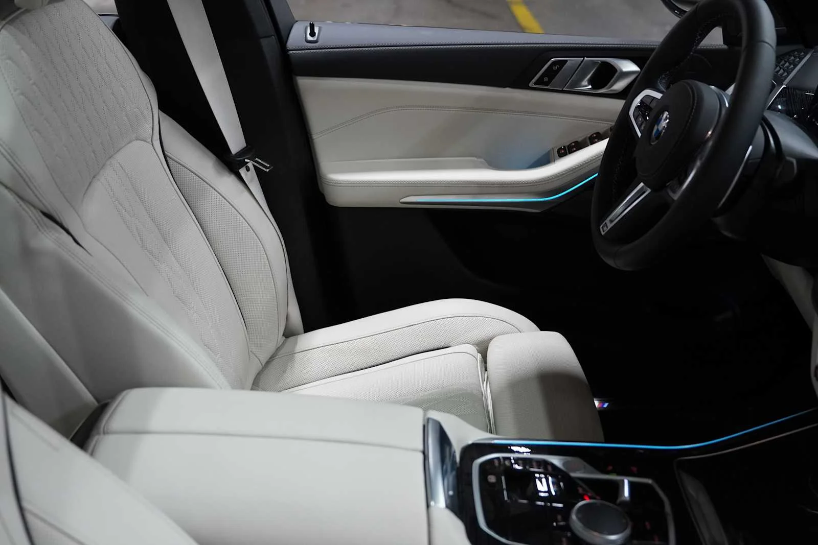 2026 BMW X5 M60i - Photo 9