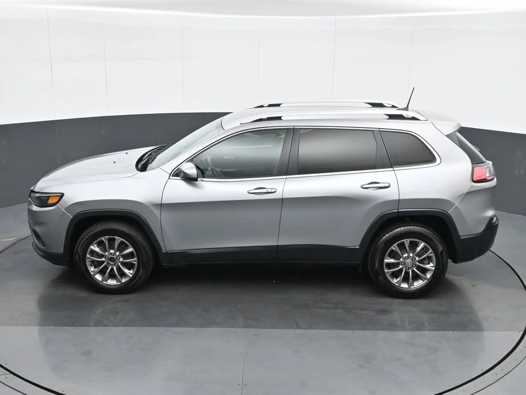 Used 2019 Silver Jeep Latitude Plus image 18