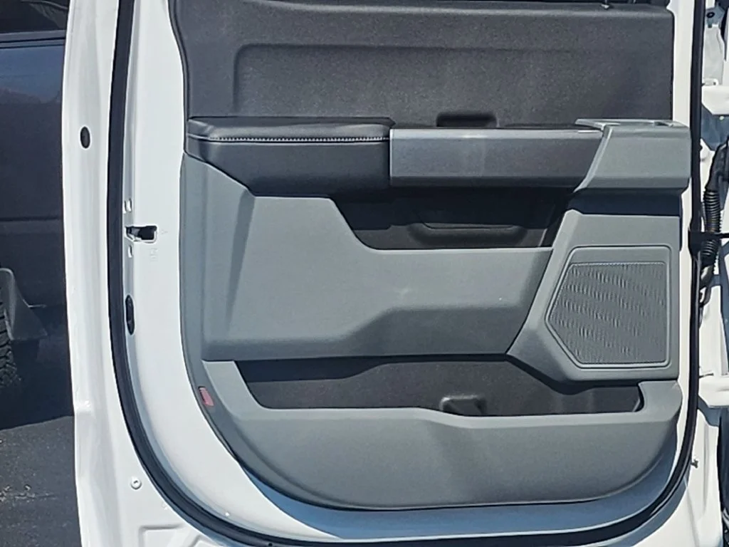 New 2027 Oxford White Ford F-250® XLT image 32