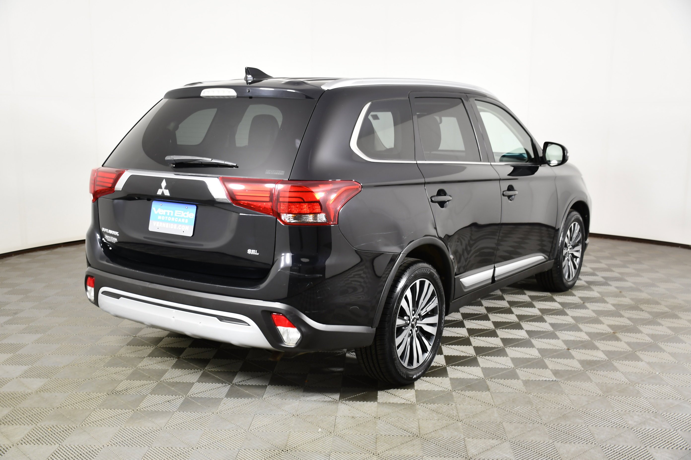 Used 2020 Labrador Black Metallic Mitsubishi SEL image 6