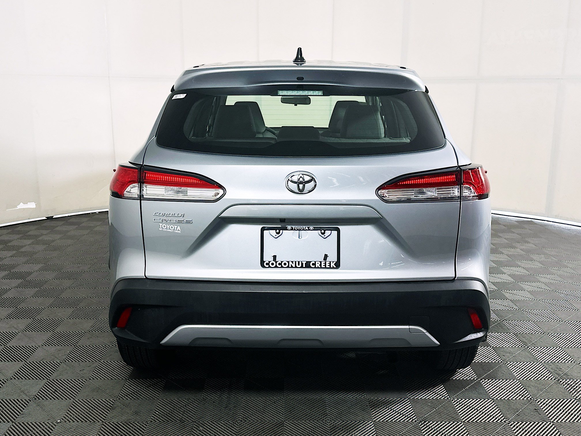 Used 2023 Silver Toyota L image 4