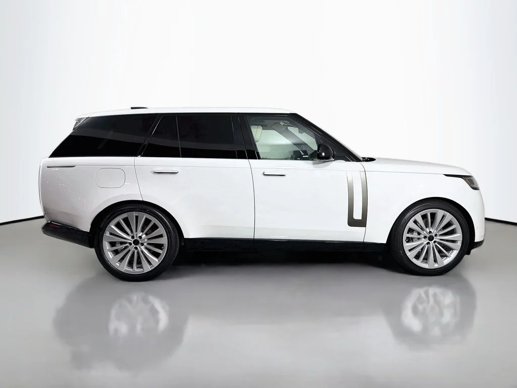 New 2026 Fuji White Land Rover SE image 4
