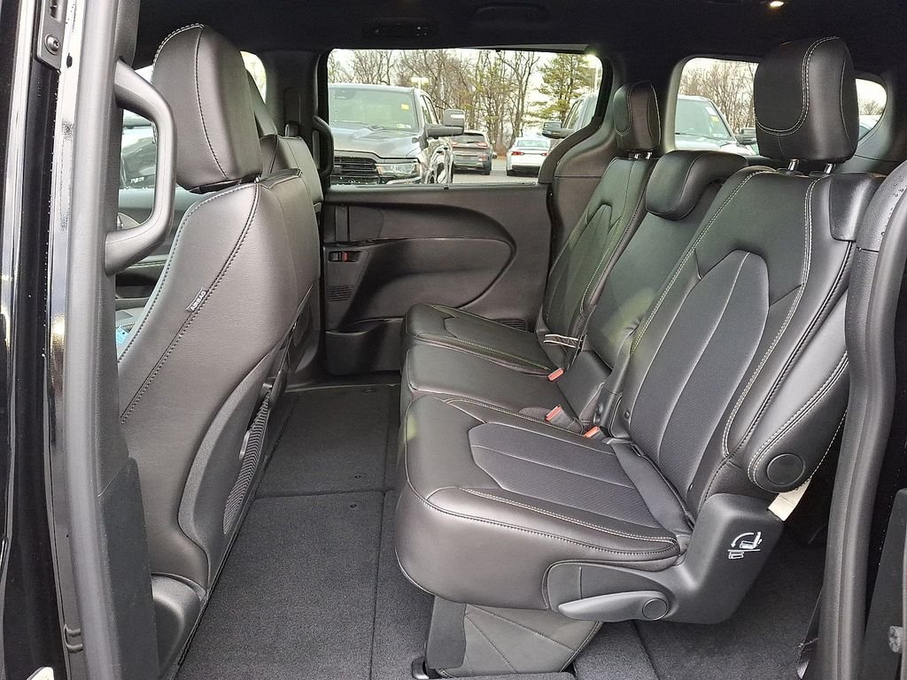New 2026 Diamond Black Crystal Pearl-Coat Exterior Paint Chrysler Select image 6
