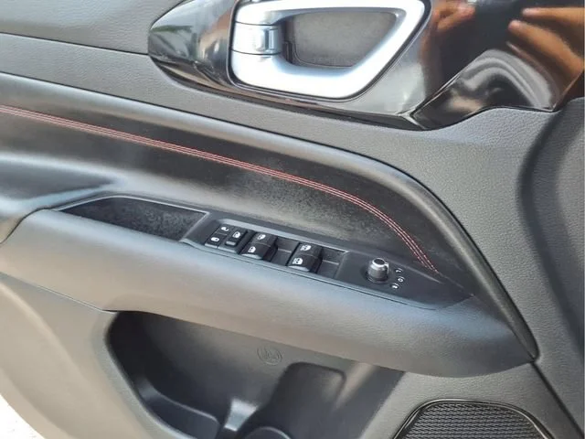 Used 2025  Jeep Trailhawk image 15