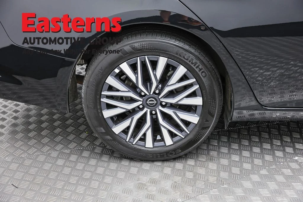 Used 2025 Black Nissan 2.5 SV image 28
