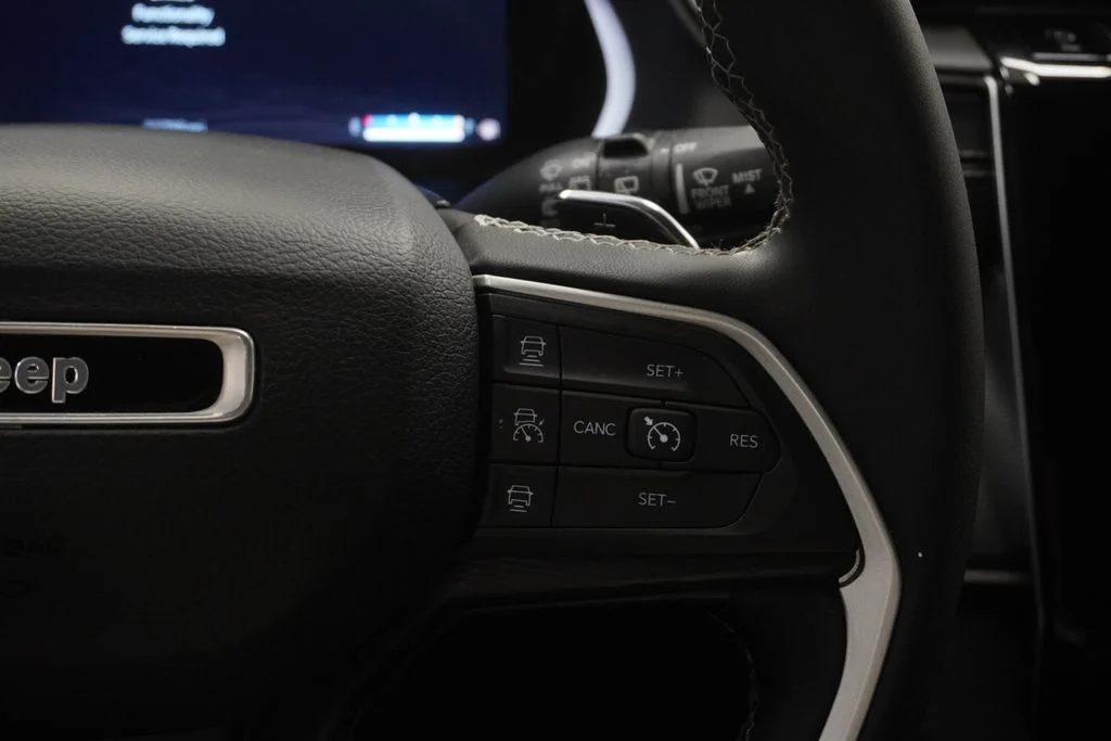 Used 2023 White/off-white Jeep Laredo image 40