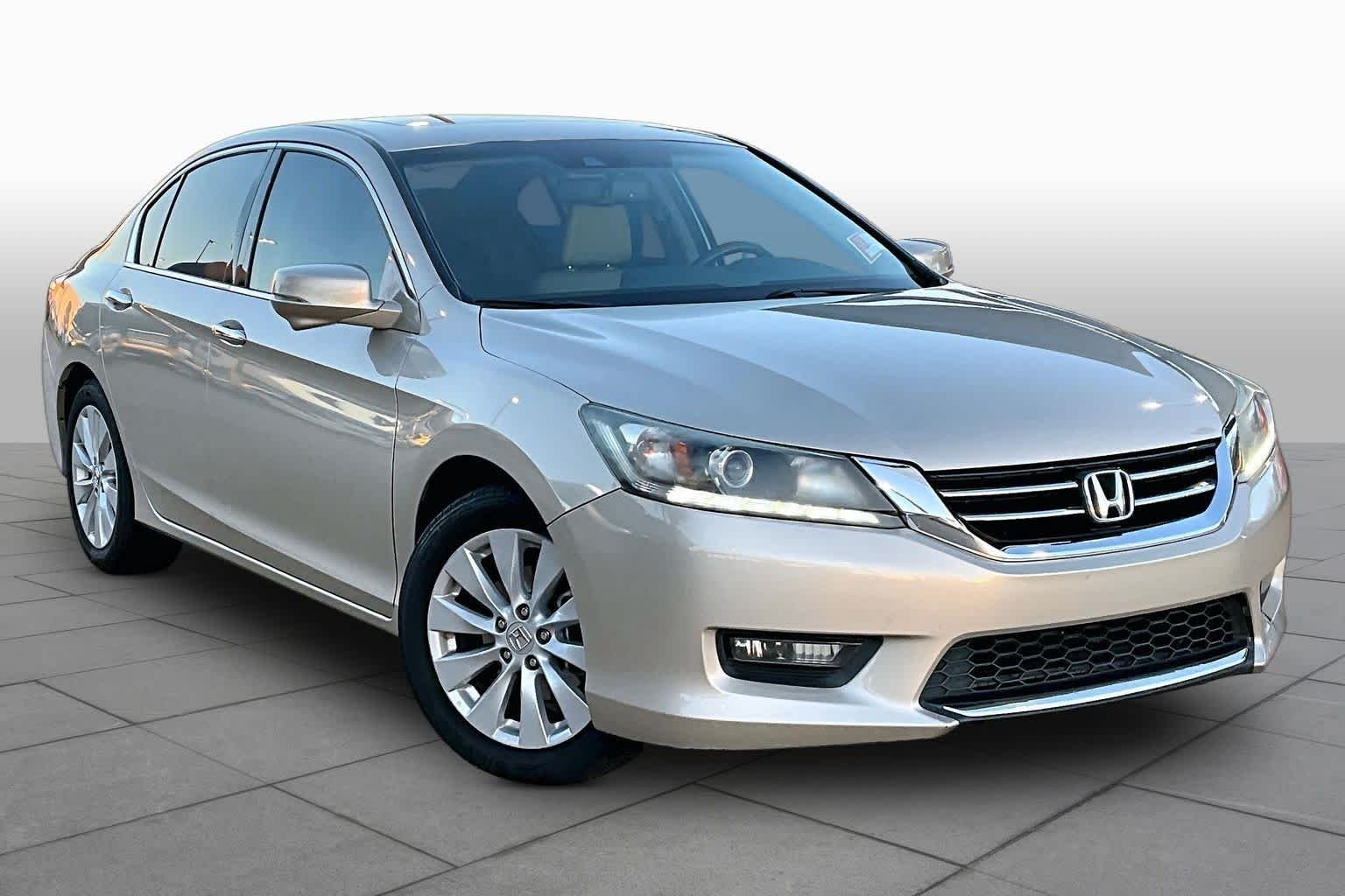 Used 2015 Champagne Frost Pearl Honda EX-L image 3