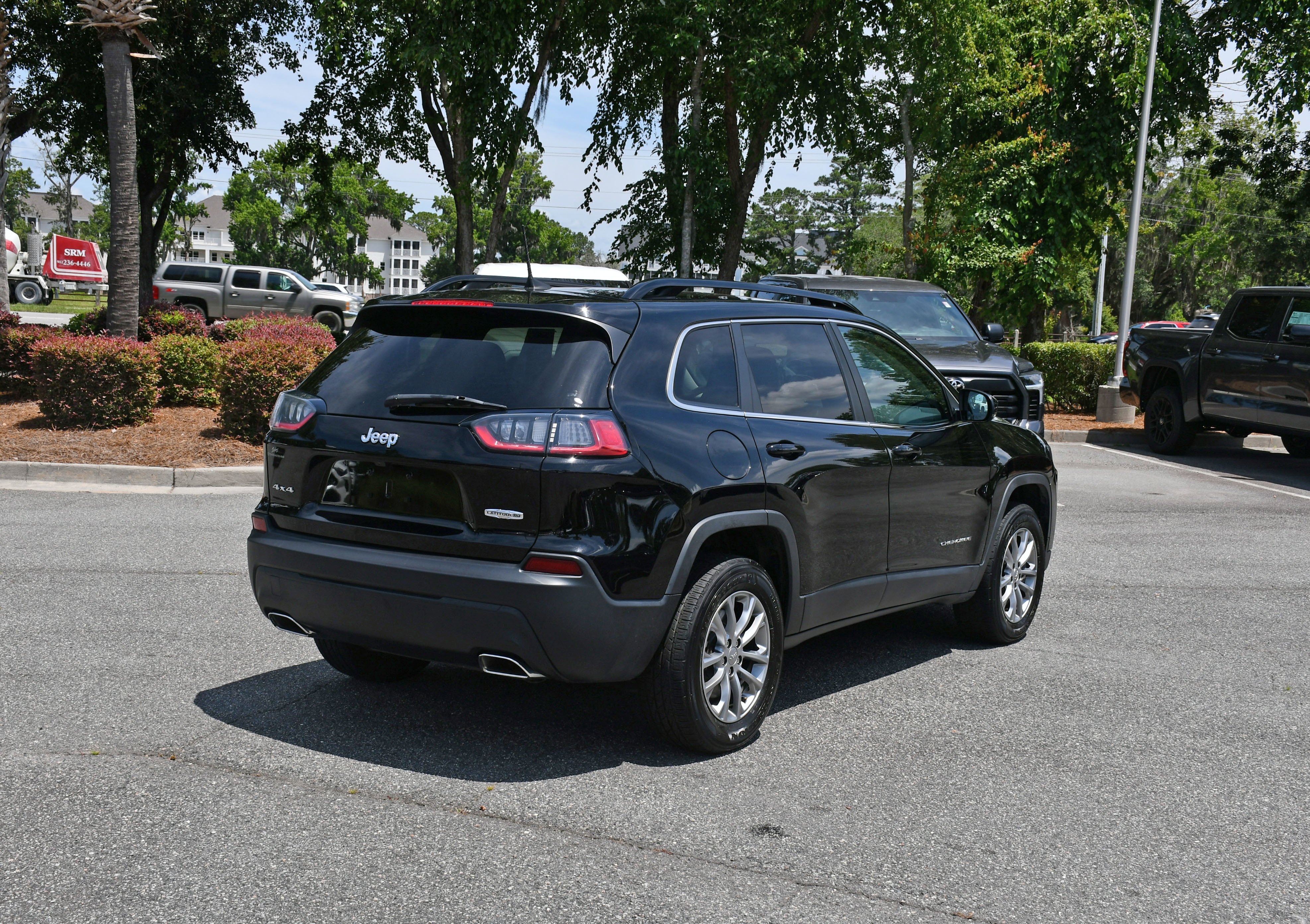 Used 2022 Black Jeep Latitude Lux image 3
