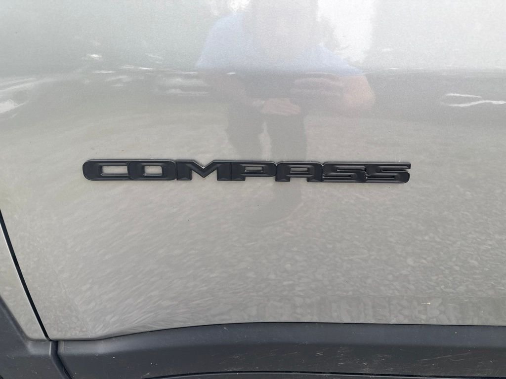 Used 2023 Silver Jeep Latitude image 11