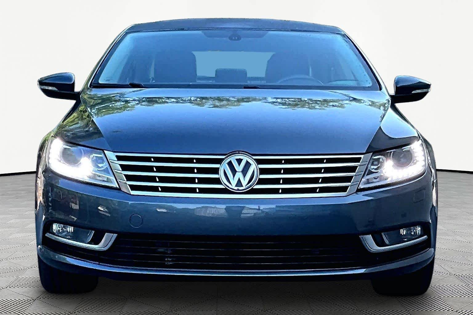 Used 2014 Island Gray Metallic Volkswagen Sport image 4