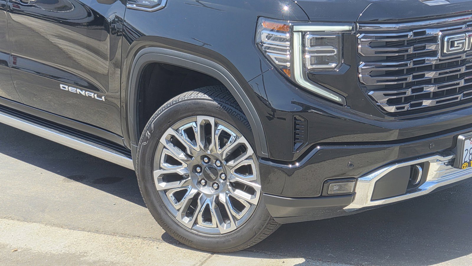 Used 2025 Onyx Black GMC Denali Ultimate image 9
