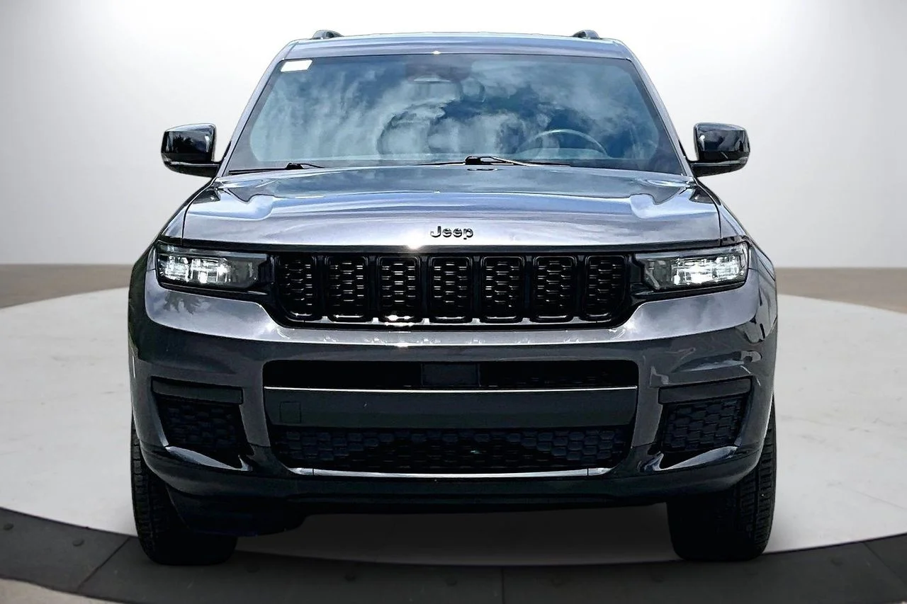 Used 2023 Gray Jeep Altitude image 3