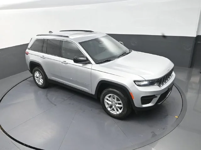 New 2026 Silver Zynith Exterior Paint Jeep Laredo X image 10
