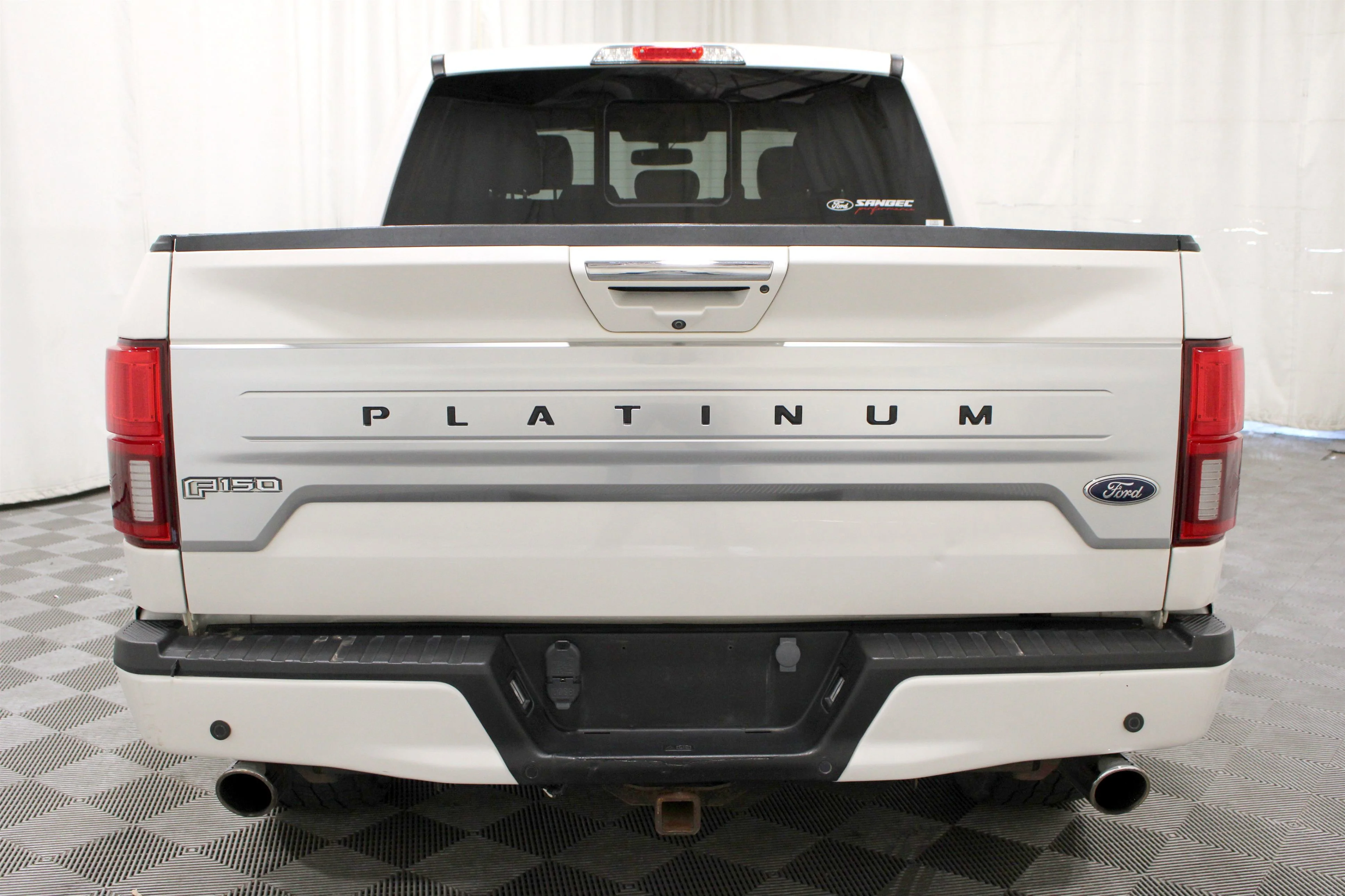 Used 2019 White Platinum Metallic Tri-Coat Ford Platinum image 29