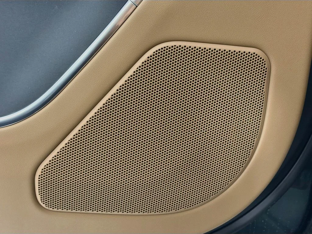 New 2027 Belgravia Green Land Rover SE image 19
