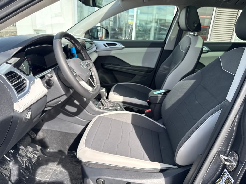 New 2026 Platinum Gray Metallic Volkswagen 1.5T SE image 17