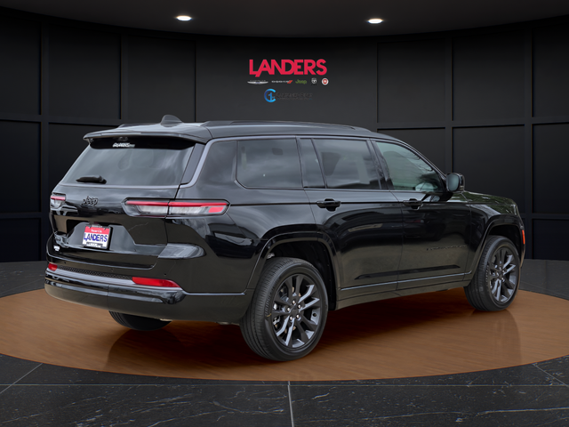 New 2026 Diamond Black Crystal Pearl-Coat Exterior Paint Jeep Limited image 3