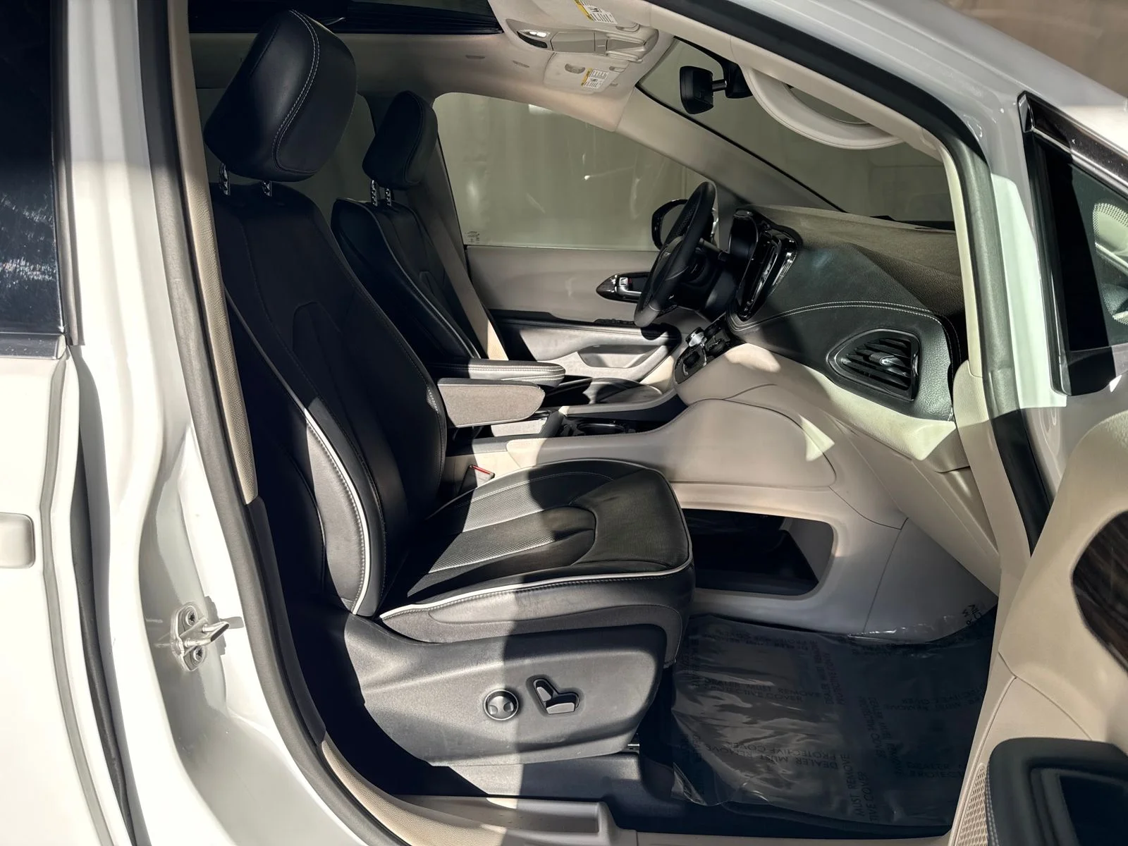 Used 2023 Bright White Clearcoat Chrysler Limited image 13