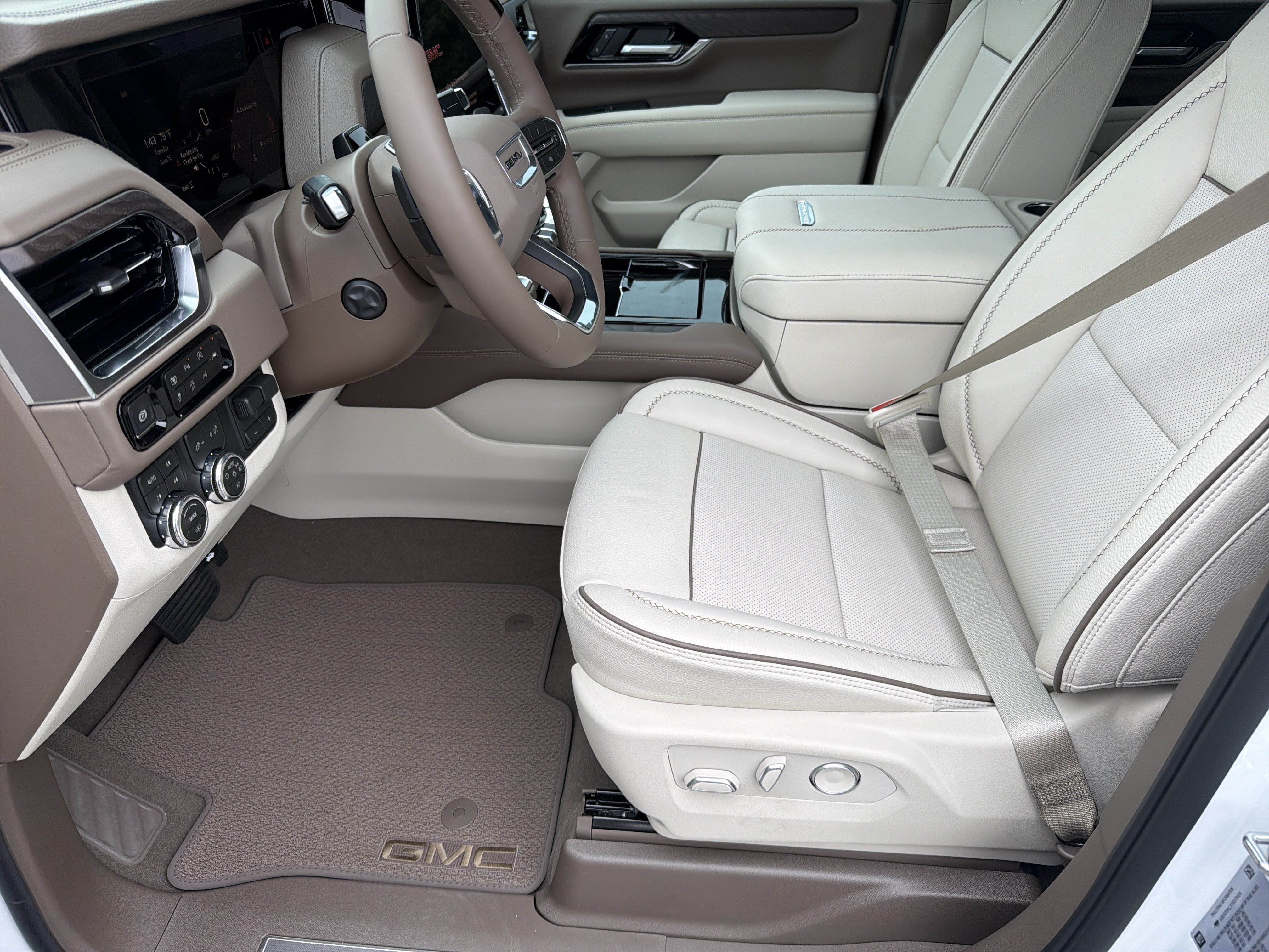 2026 GMC Yukon Denali - Photo 9