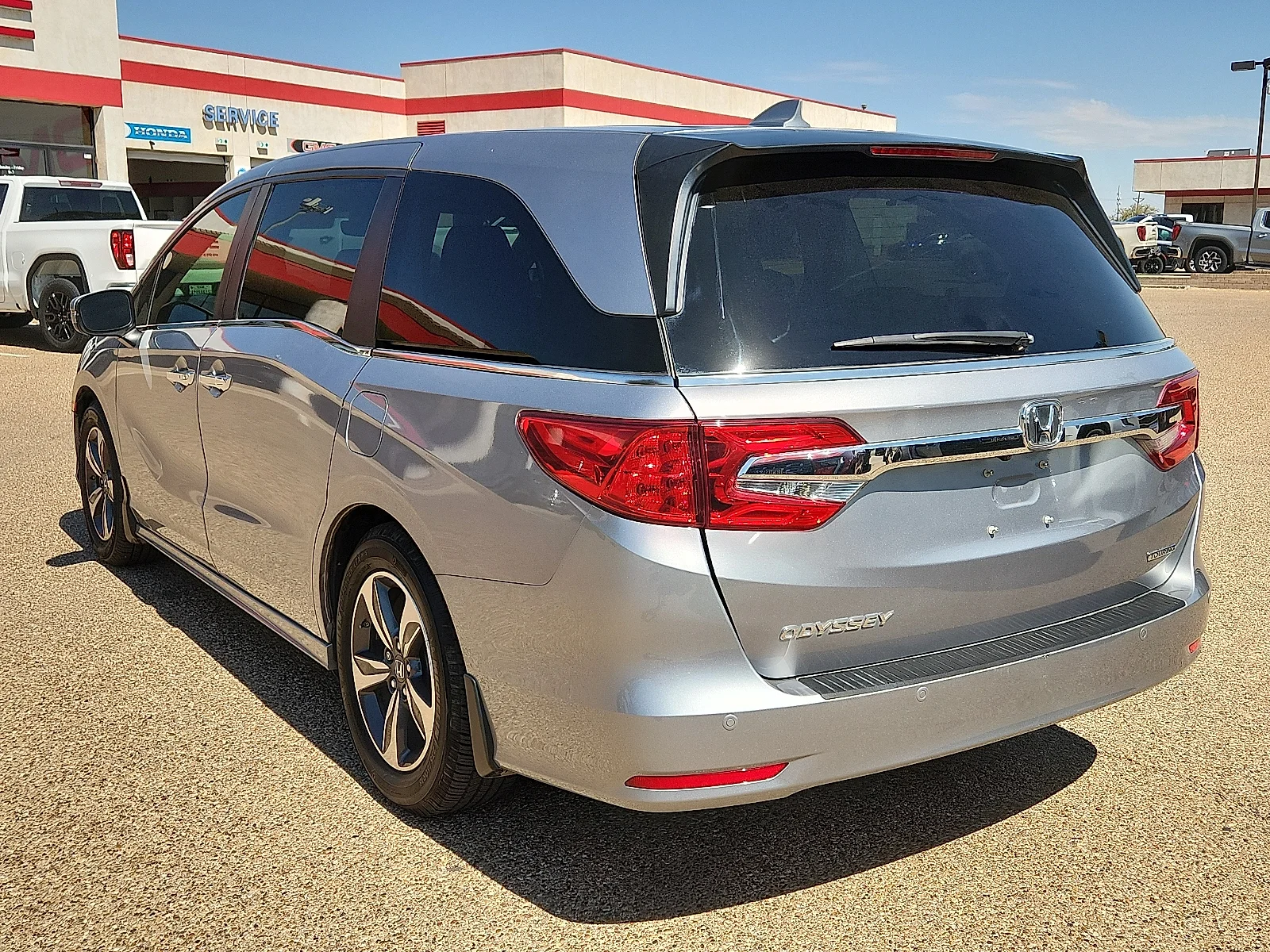 Used 2018 Lunar Silver Metallic Honda Touring image 3