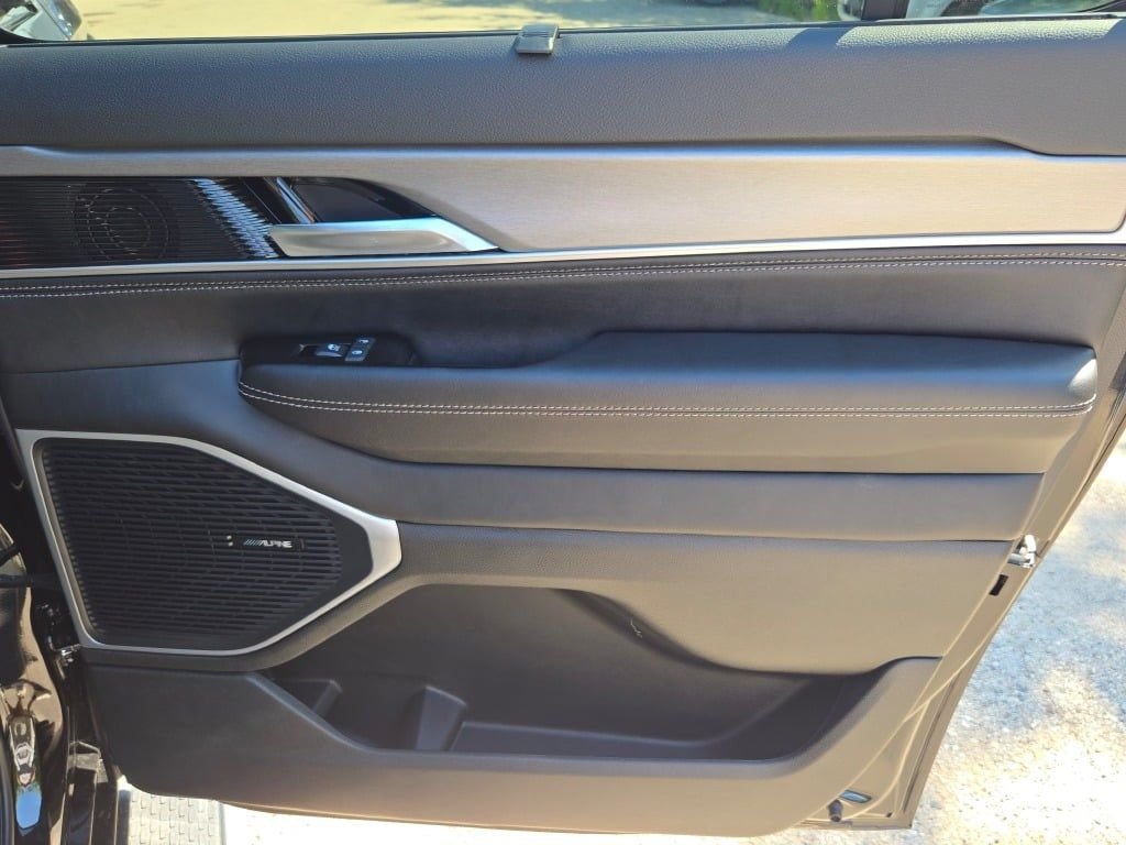 New 2026 High Gloss Black Exterior Paint Jeep Limited Altitude image 10