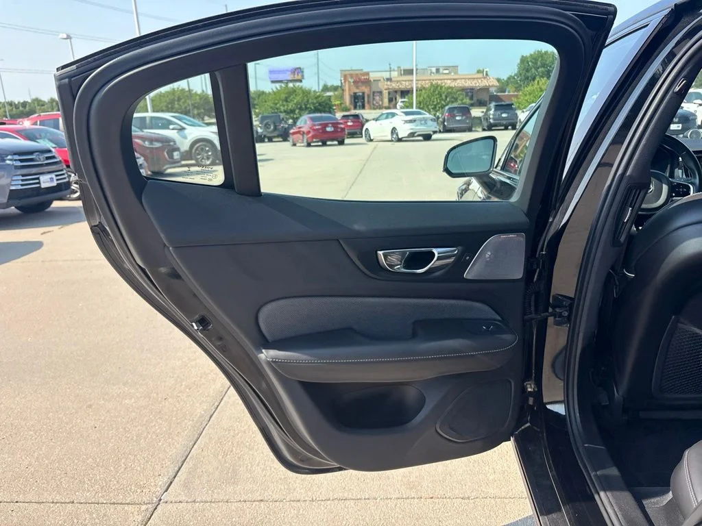 Used 2019 Black Volvo T6 R-Design image 37