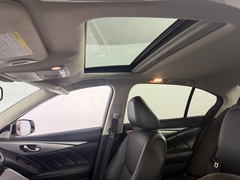 Used 2023 White INFINITI LUXE image 24