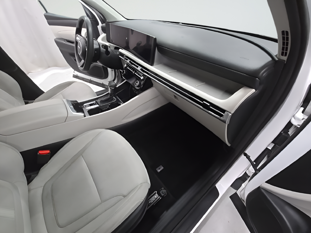Used 2025 White Hyundai SEL image 25