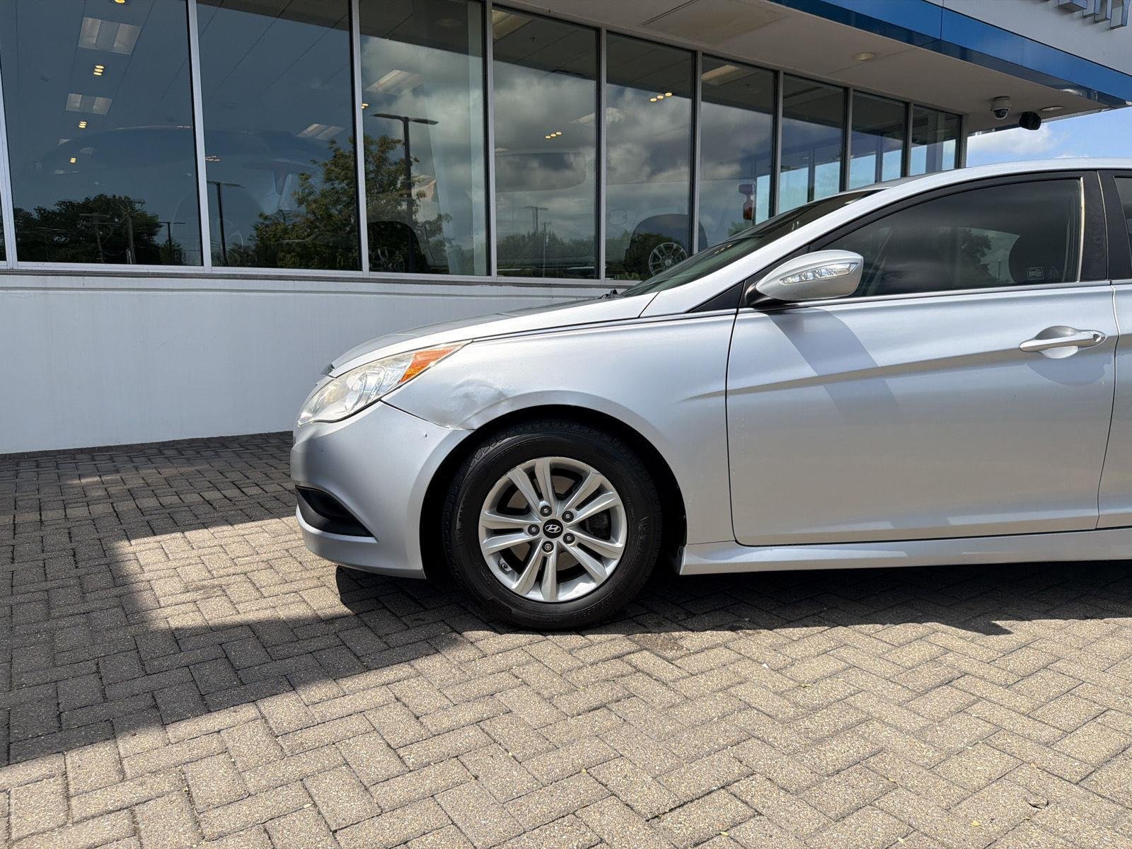 Used 2014 Radiant Silver Metallic Hyundai GLS image 9