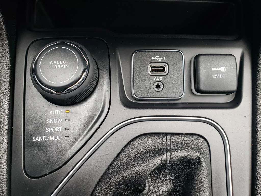 Certified Used 2021 Slate Blue Pearlcoat Jeep Latitude Lux image 18
