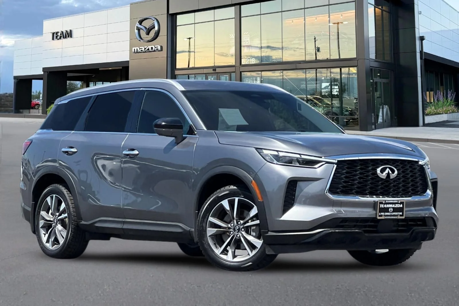 Used 2025 Gray INFINITI LUXE image 2