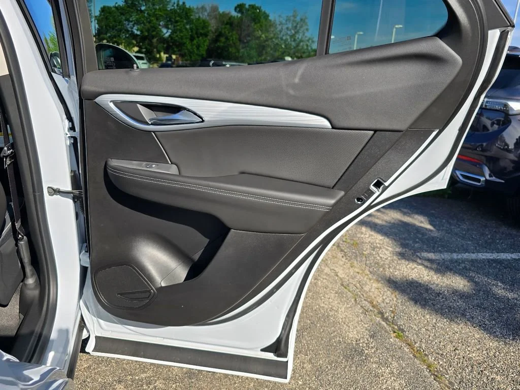 New 2026 Iridescent White Tricoat Buick Avenir image 32