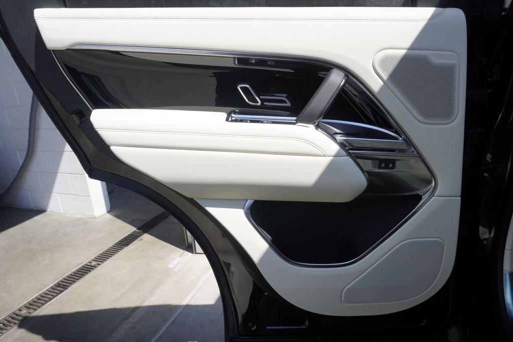 New 2026 Santorini Black Land Rover SE image 28