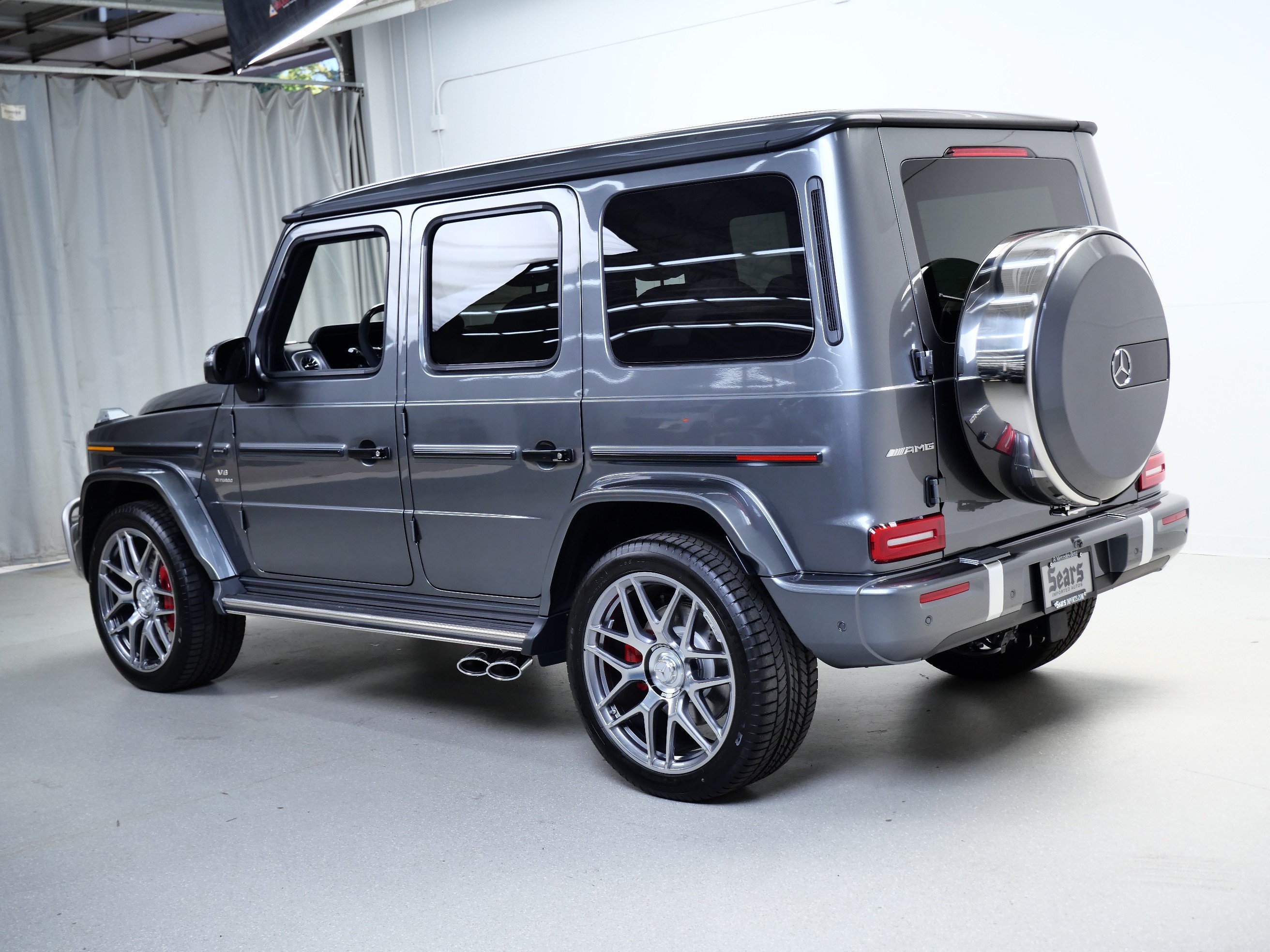 New 2027 MANUFAKTUR Graphite Metallic Mercedes-Benz AMG® G 63 SUV image 8