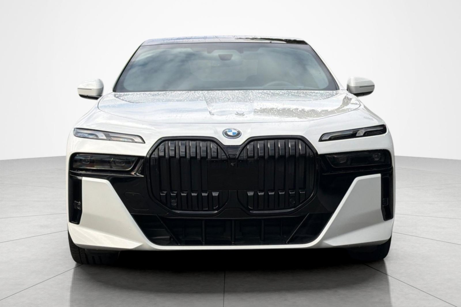 Used 2023 Alpine White BMW xDrive60 image 8